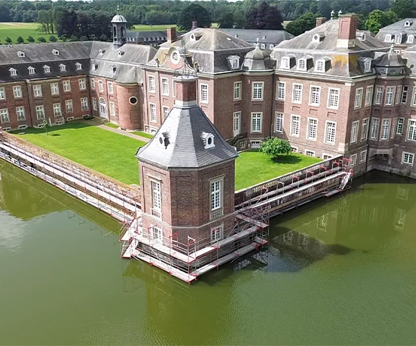 Arbeitsgerüst im Wasser